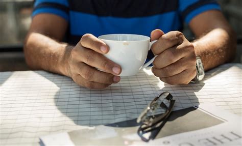 Mann Der Einen Tasse Kaffee H Lt Kostenlose Foto