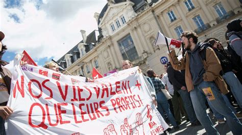 En Francia Emmanuel Macron Promulga Reforma De Pensiones Pese A