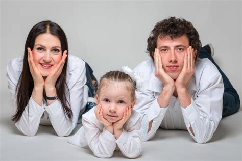 Retrato De Uma Fam Lia Feliz Os Pais E Sua Filha Encontram Se