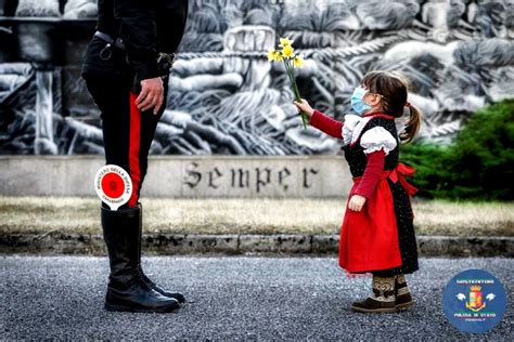 Bimba Dona Un Fiore A Un Carabiniere La Foto In Gara Al Siena Awards