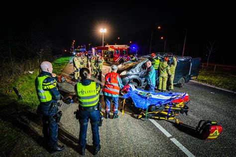 Bestelbus Slaat Over De Kop Na Aanrijding Bestuurder Bekneld