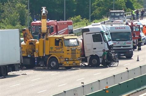 Milano Grave Incidente Sulla A Due Morti Nello Scontro Che Ha