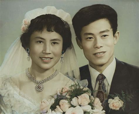 跨世纪婚照对比，容颜老去幸福依旧！相隔38年，摄影师为夫妻重拍婚照 周到