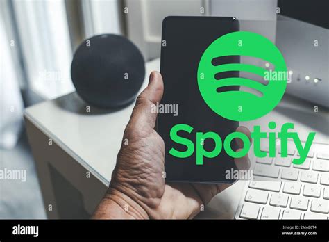 Logotipo De Spotify En La Pantalla Del Smartphone Ordenador Y Altavoz