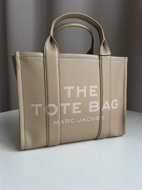 Сумка-тоут Marc Jacobs The Leather Medium Bag - купить с доставкой по ...