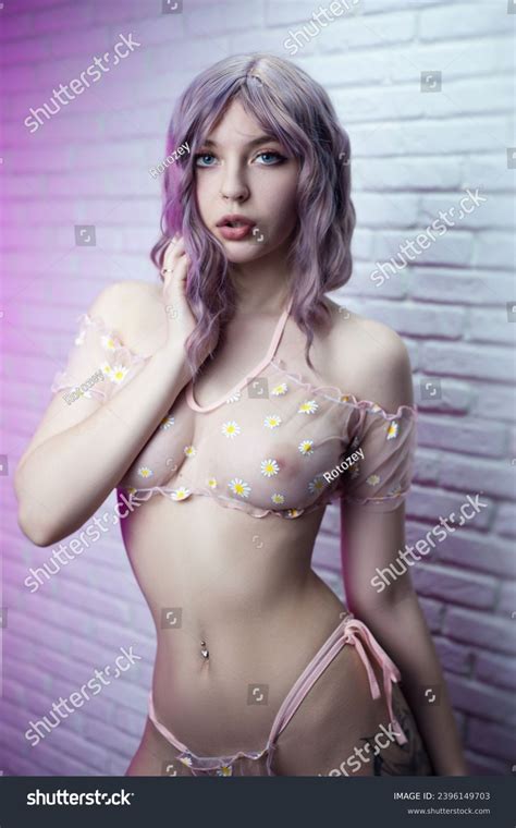 Blonde nude modelの 万点のロイヤリティフリー画像写真素材絵 Shutterstock