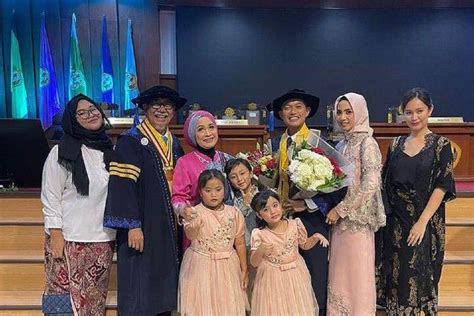 Wisuda Bareng Anak Aktor Deddy Mizwar Raih Gelar Doktor Di UNPAD