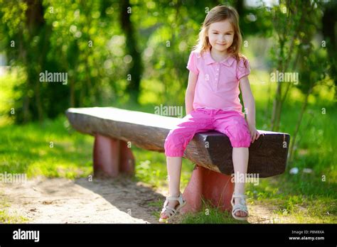 Fille Assise Sur Un Banc Banque De Photographies Et Dimages à Haute