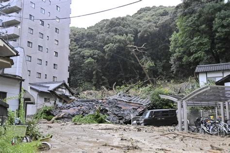 松山・緑町の城山で土砂崩れ住宅倒壊 40～90代3人不明｜愛媛新聞online