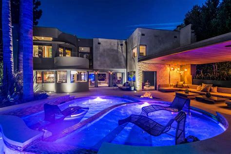 Celebrity Homes in Hollywood Hills, CA