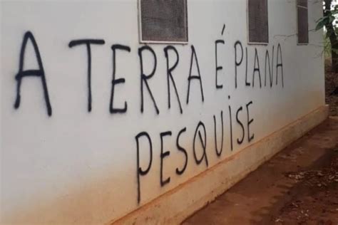 Capela Invadida E Pichada Frases Terraplanistas Em Sp Metr Poles