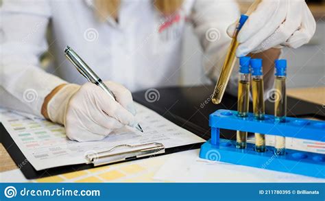 De Arts Schrijft De Resultaten Van De Analyse In Een Vorm Urine