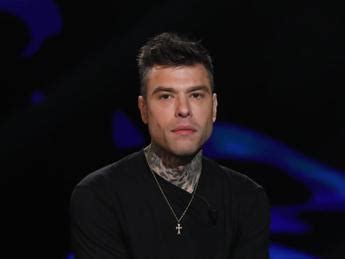 Fedez Paparazzato Con La Nuova Fiamma Misteriosa Le Foto Su Chi Il