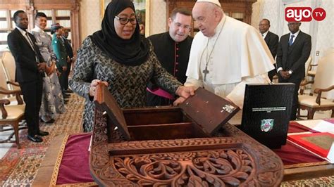 VIDEO RAIS SAMIA AKUTANA NA PAPA FRANCIS MJINI VATICAN AMKABIDHI