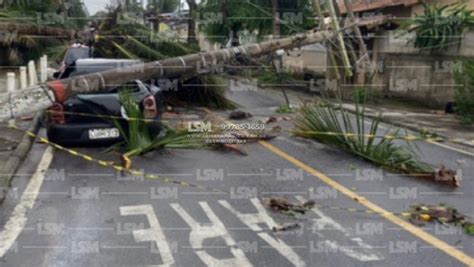 Carro fica destruído após poste cair e o atingir em Itaipuaçu Lei