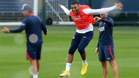 PSG Training Spaßvogel Mbappé sorgt für gute Laune SID YouTube