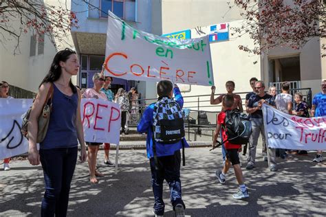 Lisle Dabeau Les Professeurs Du Collège François Truffaut En Grève