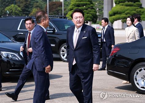 중앙아시아 3개국 순방 출국하는 윤석열 대통령 연합뉴스