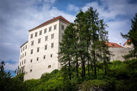 Het Kasteel Van Pieskowa Skala Gebouwd Op Een Kalksteen Van Het