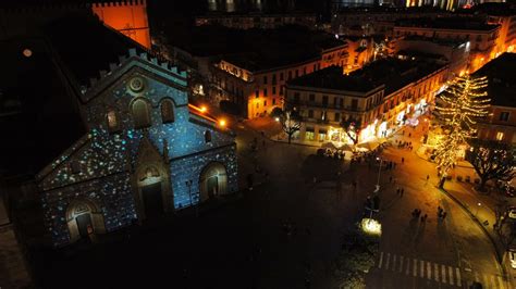 Messina Illuminati Gli Alberi Delle Piazze Principali Ferma La Ruota