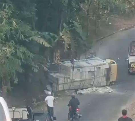 Tak Kuat Nanjak Truk Hebel Terguling Di Tanggeung Cianjur Ekspres