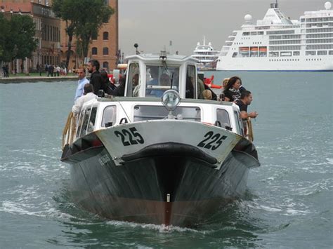 ACTV Motoscafo No 225 In The Canale Della Giudecca Venic Flickr