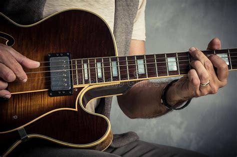 Retrato Caucásico Adulto Del Guitarrista Que Toca La Guitarra Eléctrica