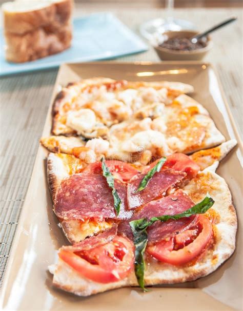 Mariscos Y Pizza De Salchichones En La Corteza Fina Foto De Archivo