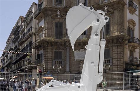 Un escavatrice ai Quattro Canti di Palermo è l opera di Arcangelo