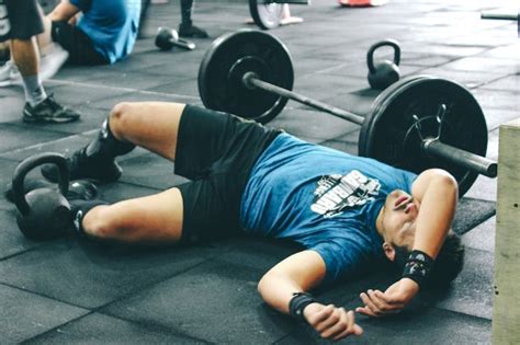 Is CrossFit More Dangerous Than Weightlifting? The Basic Risks, Explained