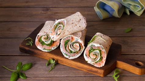 Einfaches Rezept für Lachs Wraps mit Frischkäse und Meerrettich