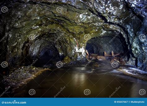 Tunel Stara Zaniechana Kopalnia Z O Niedzia Ymi Szcz Tkami Tramwaje