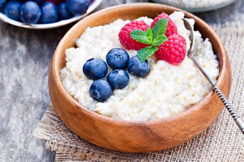 OATMEAL WITH FRESH BERRIES - TCM World