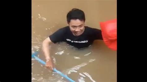 Viral Aksi Heroik Pemuda Bawa Makanan Ke Teman Terjebak Banjir Genpi Co