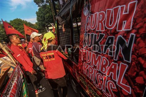 Aksi Buruh Tolak Omnibus Law Antara Foto