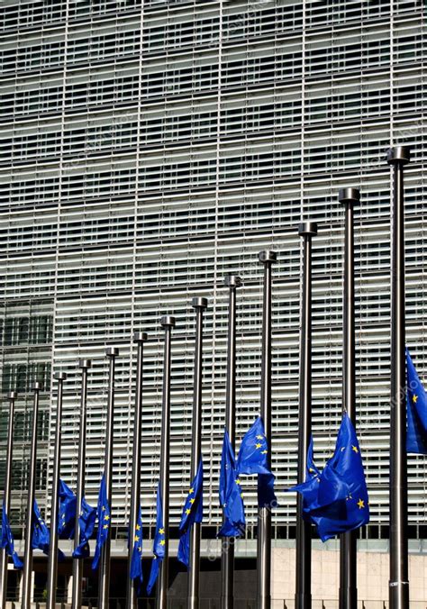 Banderas De La Uni N Europea A Media Asta Por El Edificio De La Comisi