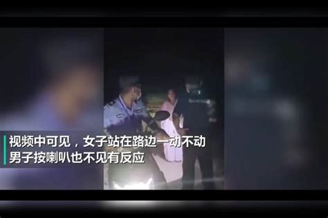 女子半夜穿白衣站路边，一动不动吓坏司机，一番试探后立马报警白衣报警女子