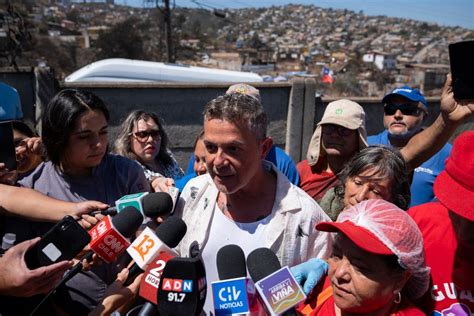 Alejandro Sanz Visita Una Zona Cero De Los Incendios De Valparaiso Y