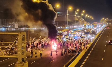 Milhares de pessoas tomam às ruas de Israel e bloqueiam estradas após a