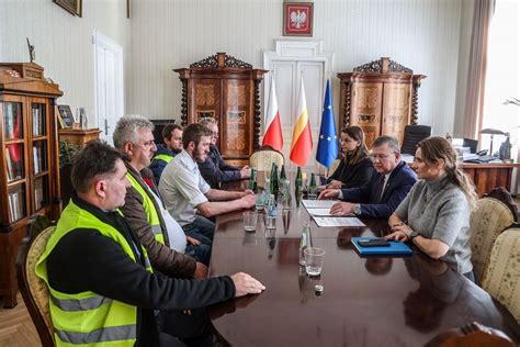 Marsza Ek Witold Koz Owski Spotka Si Z Protestuj Cymi Rolnikami