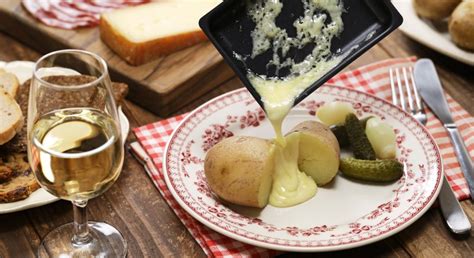 Quel Vin Boire Avec Une Raclette Savoyarde Lestoquesdardeche Fr