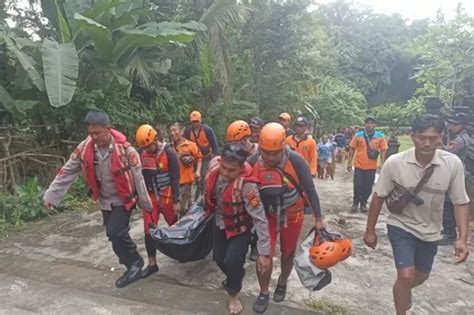 Tim SAR Temukan Jasad Wisatawan Yang Terseret Arus Saat Mandi Di Pantai