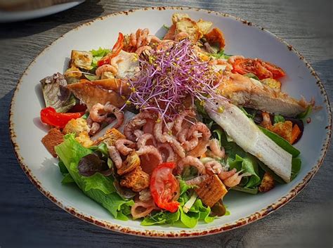 Mediterraner Salat mit geräuchertem Fisch lifestylezauber de