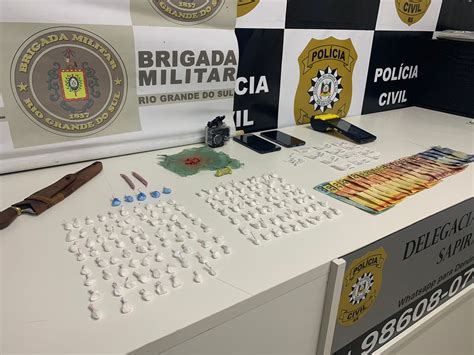 Dupla Presa Drogas Dinheiro E Equipamentos Eletr Nicos Em Bar De