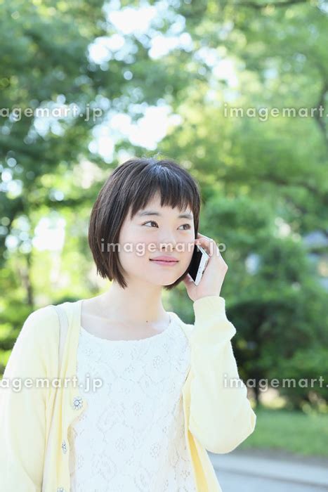 スマートフォンで電話をする若い日本人女性の写真素材 [199937416] イメージマート