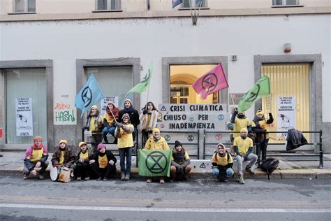 Chiuso Per Inadempienza Extinction Rebellion Mura Lingresso Dell