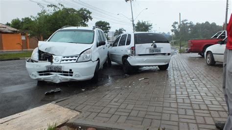 Carro fica na contramão após colidir em outro veículo estacionado