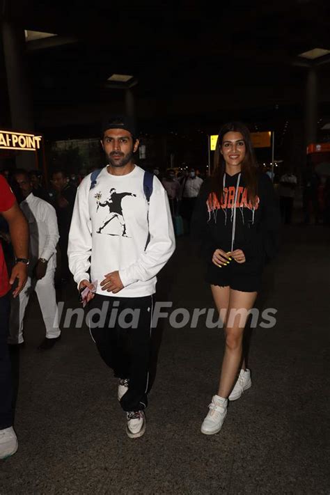 Kartik Aaryan And Kriti Sanon Spotted At The Mumbai Airport Photo