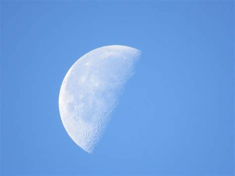 Pourquoi La Lune Est Elle Visible En Plein Jour