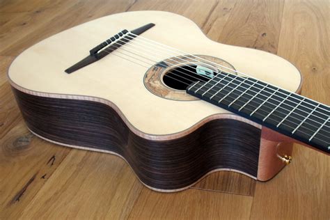 String Klassische Gitarre Mit Fanned Frets Cutaway Pickup